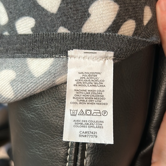 Ann Taylor Shawl Womens One Size Heart Print Knit Blend Wrap Cape - Picture 5 of 5